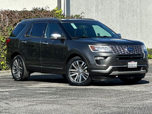 Used 2018 Ford Explorer Platinum image 2
