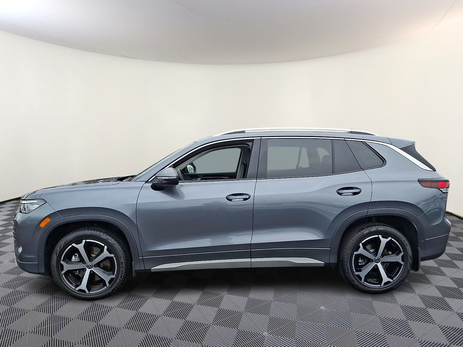Certified 2026 Volkswagen Tiguan SE AWD/4WD image 4