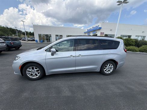 Used 2022 Chrysler Pacifica Touring-L FWD image 7