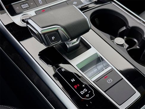 Used 2023 Audi Q8 Premium image 19