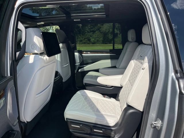 Certified 2025 Cadillac Escalade ESV Sport Platinum w/ LPO, Floor Liner Package AWD/4WD image 48