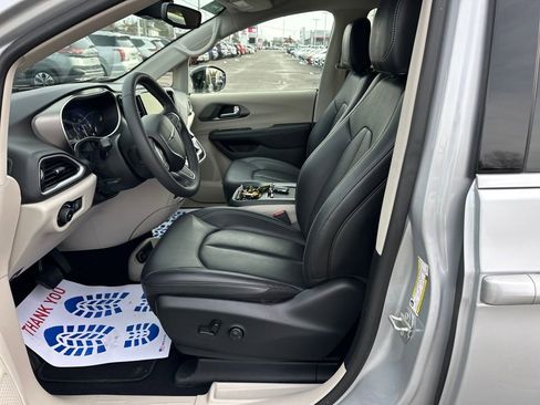 Used 2024 Chrysler Pacifica Touring-L image 9