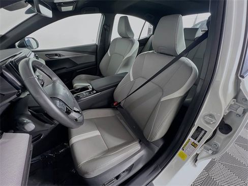 Used 2025 Toyota Camry SE image 9