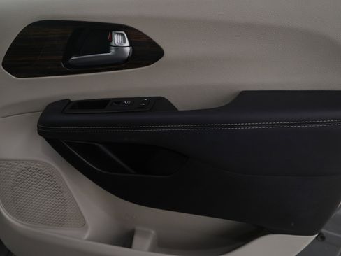 Used 2023 Chrysler Pacifica Limited image 9