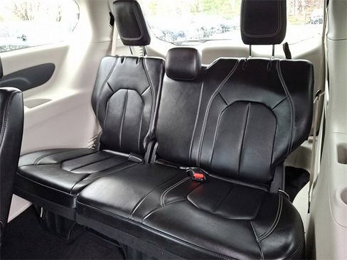 Used 2024 Chrysler Pacifica Touring-L image 11