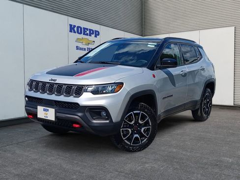 Used 2025 Jeep Compass Trailhawk AWD/4WD image 1
