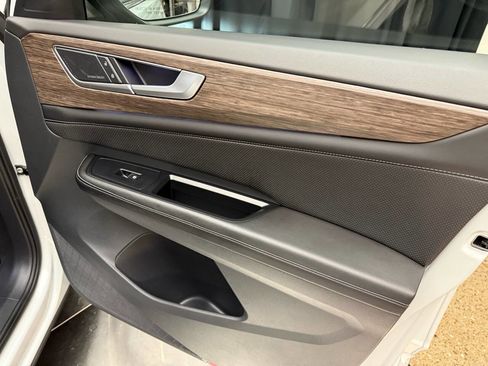 Used 2024 Volkswagen Atlas SEL Premium R-Line image 31