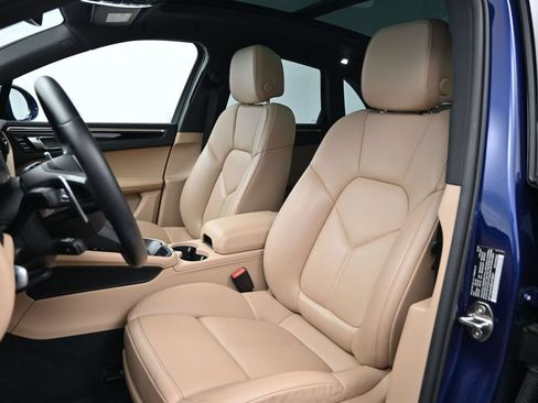 Certified 2024 Porsche Macan AWD/4WD image 5