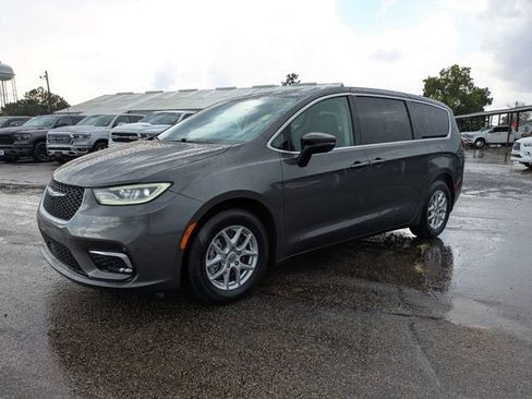 Used 2023 Chrysler Pacifica Touring-L FWD image 8