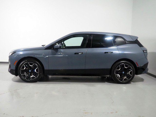 Used 2024 BMW iX xDrive50 w/ Sport Package AWD/4WD image 9