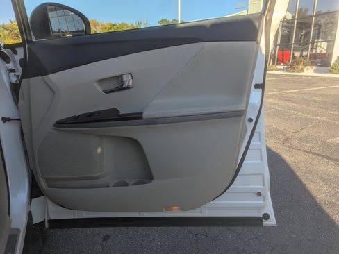 Used 2012 Toyota Venza XLE image 31