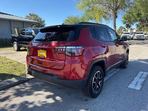 Used 2025 Jeep Compass Trailhawk AWD/4WD image 7