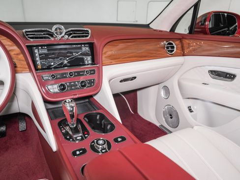 Used 2025 Bentley Bentayga image 32