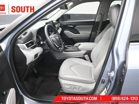 Used 2022 Toyota Highlander XLE AWD/4WD image 9