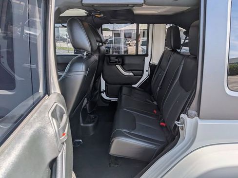 Used 2018 Jeep Wrangler Unlimited Sahara w/ Connectivity Group AWD/4WD image 14