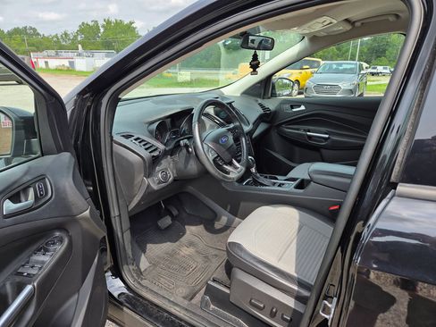 Used 2017 Ford Escape SE w/ Equipment Group 201A FWD image 11