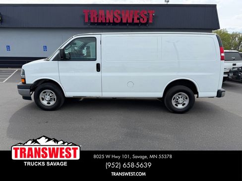 Used 2017 Chevrolet Express 3500 RWD image 2