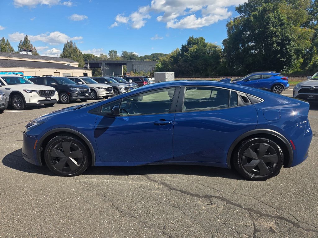 Used 2025 Toyota Prius LE FWD image 2