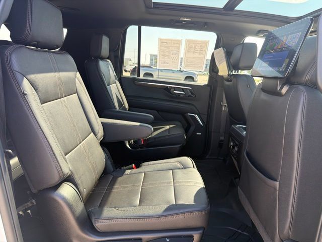 Used 2025 Chevrolet Suburban High Country AWD/4WD image 32