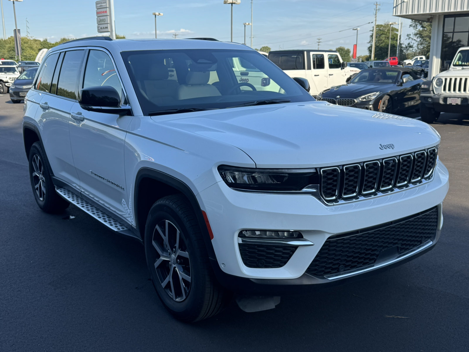 Used 2025 Jeep Grand Cherokee Limited w/ Luxury Tech Group II RWD image 3