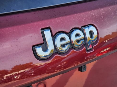 Used 2017 Jeep Grand Cherokee Limited image 12