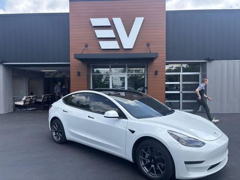 Used 2022 Tesla Model 3 Long Range AWD/4WD image 1