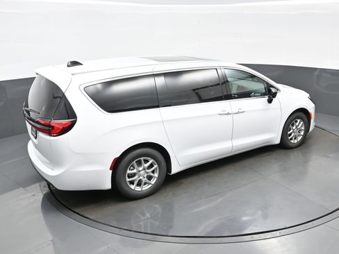 New 2027 Chrysler Pacifica Select FWD image 25