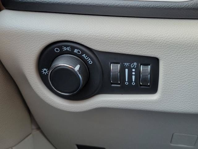 Used 2023 Chrysler Voyager LX FWD image 14