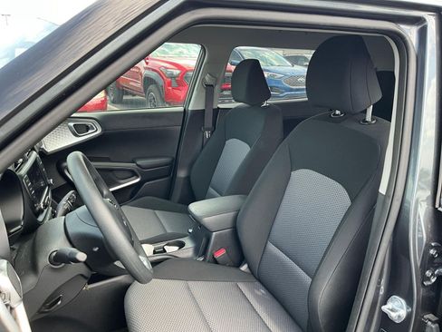 Used 2025 Kia Soul LX w/ LX Technology Package FWD image 19