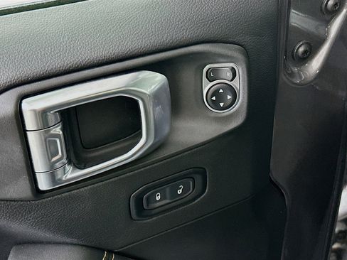 Used 2025 Jeep Wrangler Unlimited Sahara AWD/4WD image 15