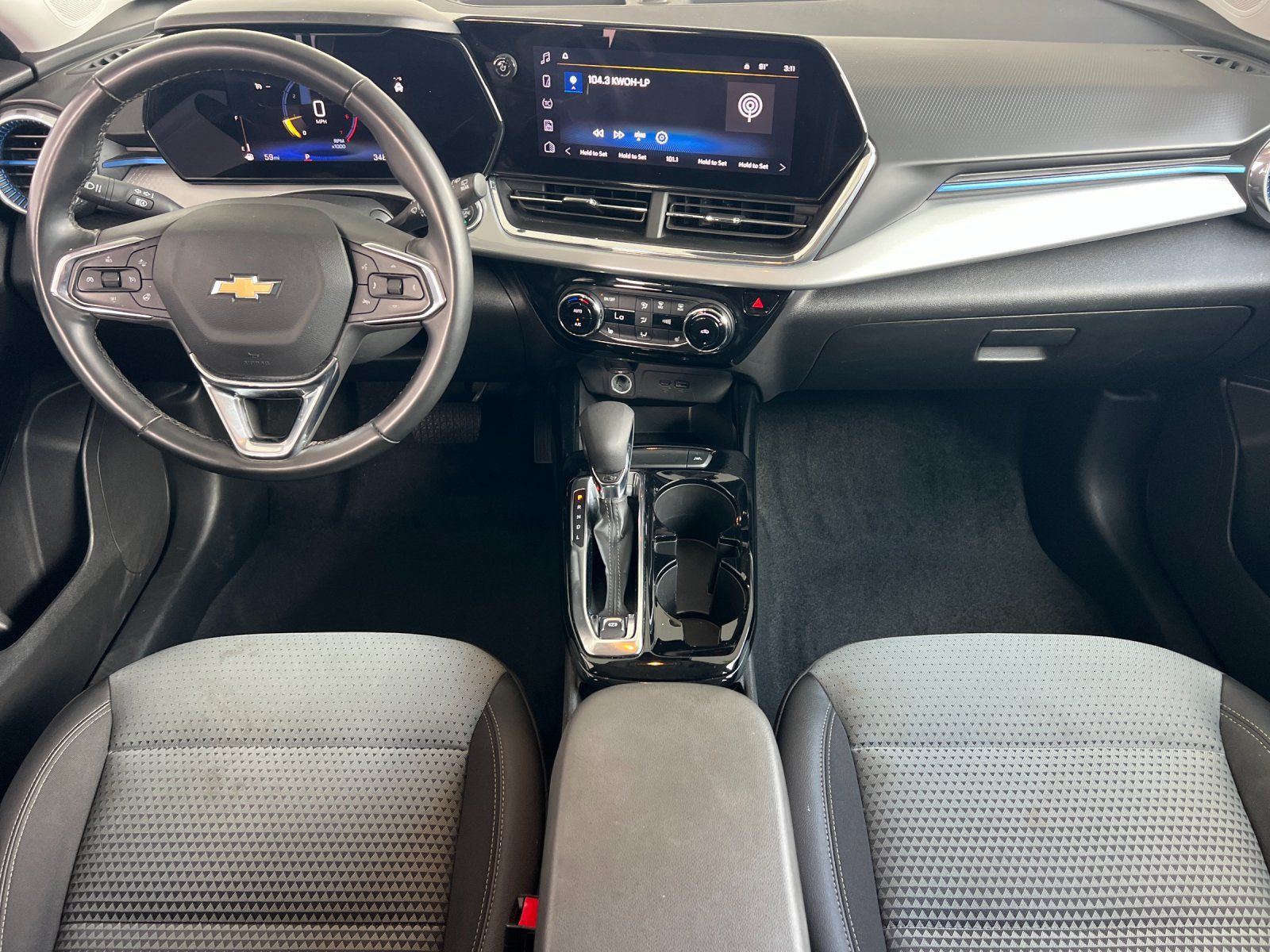 Used 2025 Chevrolet Trax LT w/ LT Convenience Package FWD image 11