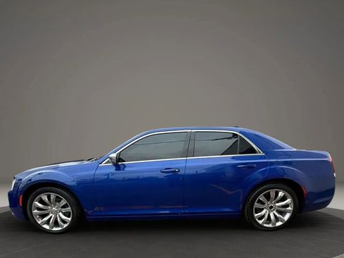 Used 2018 Chrysler 300 Touring w/ Chrome Appearance Package RWD image 8