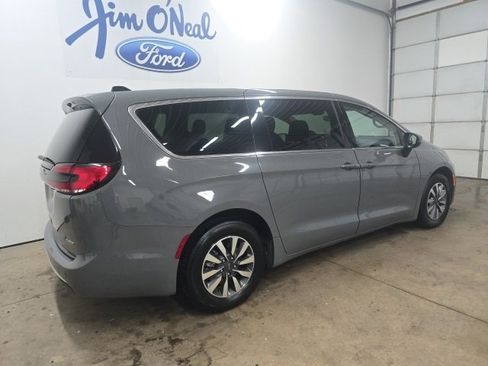 Used 2023 Chrysler Pacifica Touring-L image 8