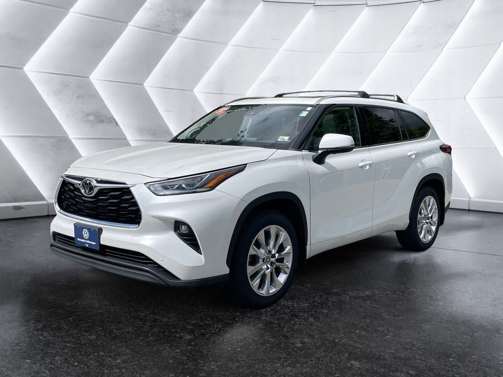 Used 2023 Toyota Highlander Limited AWD/4WD image 2