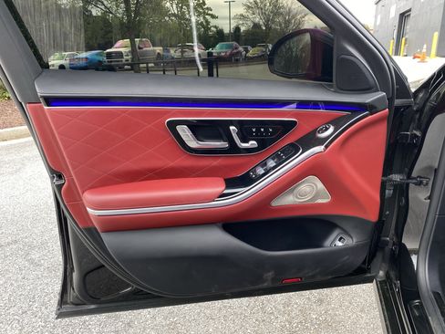 Used 2023 Mercedes-Benz S 580 4MATIC Sedan w/ 3D Technology Package image 18