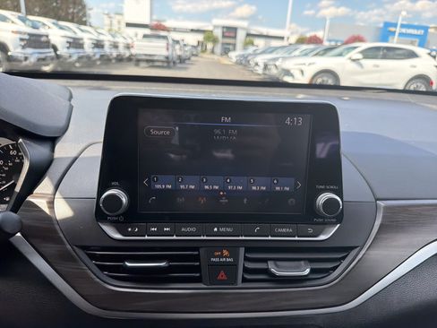 Used 2024 Nissan Altima 2.5 SV FWD image 23