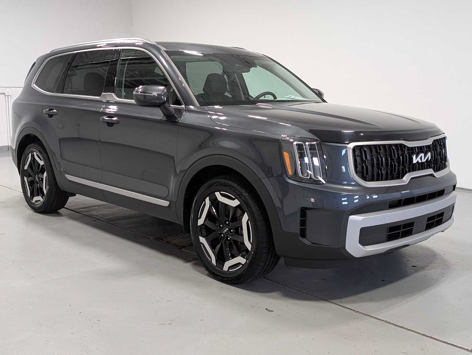 Used 2024 Kia Telluride EX w/ EX Captain's Chair Package AWD/4WD image 6