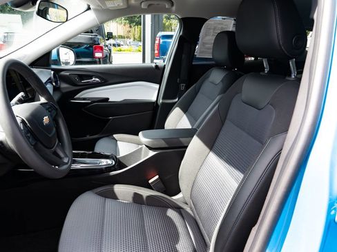 Used 2025 Chevrolet Trax LT FWD image 18