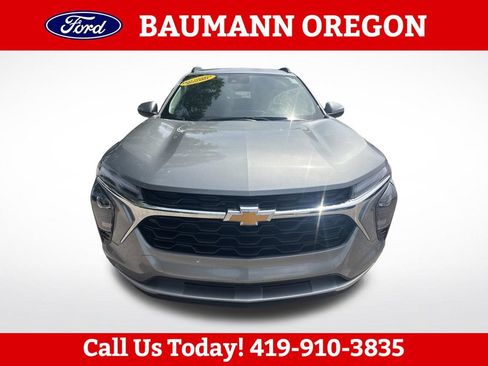 Used 2025 Chevrolet Trax LT FWD image 9