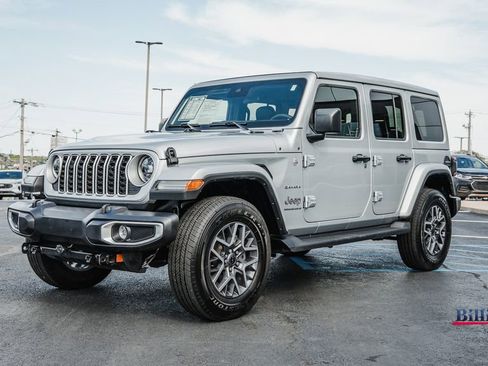 Used 2024 Jeep Wrangler Sahara image 2