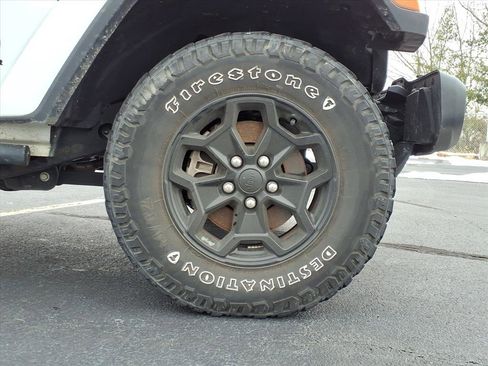 Certified 2022 Jeep Gladiator Willys image 9