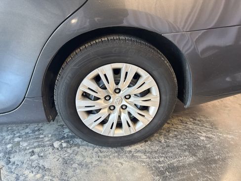Used 2014 Toyota Camry L image 9