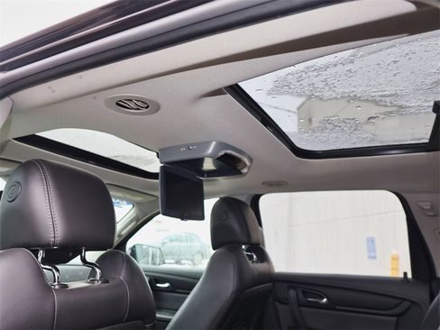 Used 2017 Chevrolet Traverse LT image 17