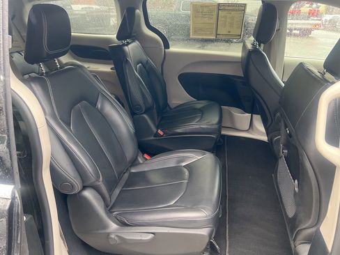 Used 2023 Chrysler Pacifica Touring-L image 21