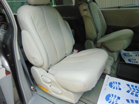 Used 2014 Toyota Sienna XLE w/ Entertainment Package FWD image 7