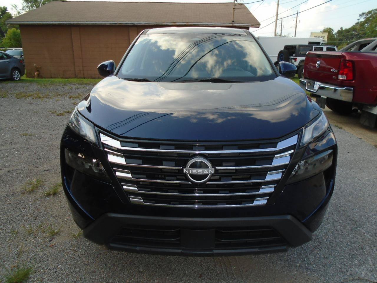 Used 2024 Nissan Rogue SV AWD/4WD image 2