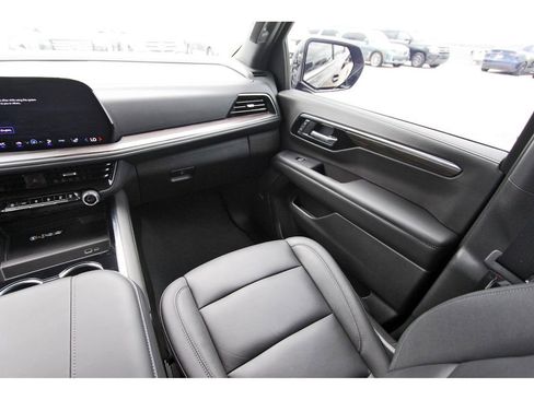 Used 2025 Chevrolet Suburban LT w/ Comfort Package RWD image 10