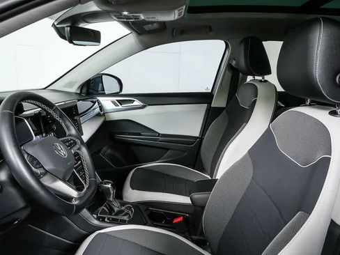 Certified 2025 Volkswagen Taos SE w/ Panoramic Sunroof Package FWD image 8