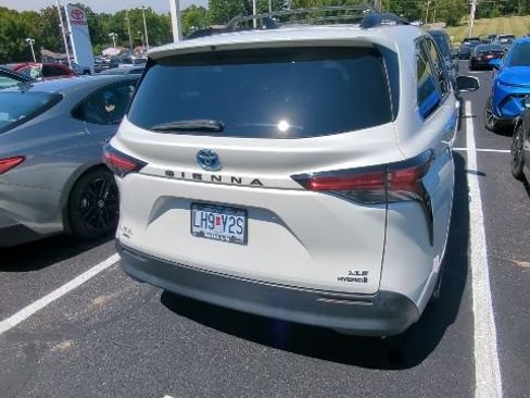 Used 2021 Toyota Sienna XLE AWD/4WD image 6