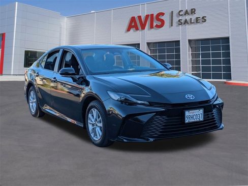 Used 2025 Toyota Camry LE image 3